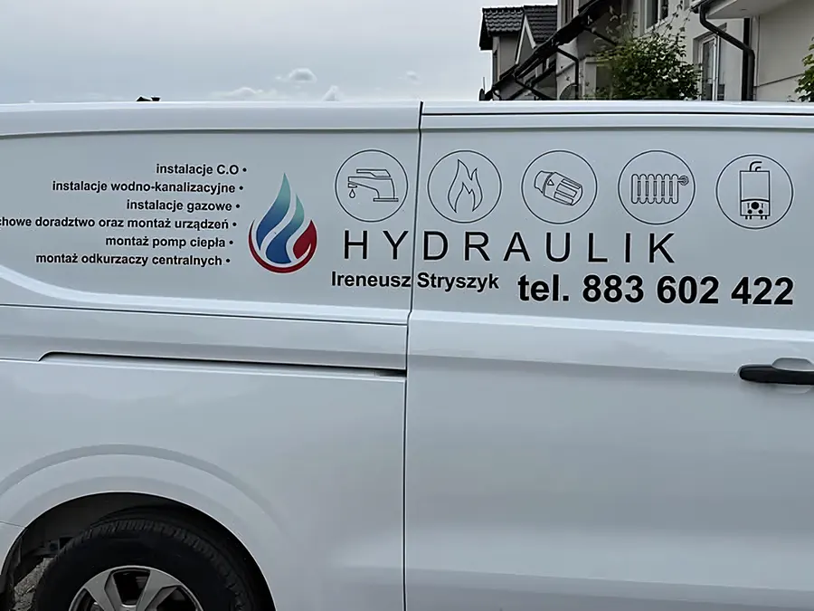 Samochód firmowy z logo i numerem telefonu